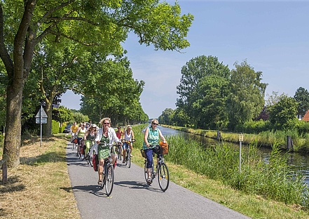 Tour de Fries – Radfahrer in Sande (Friesland-Touristik Gemeinschaft)